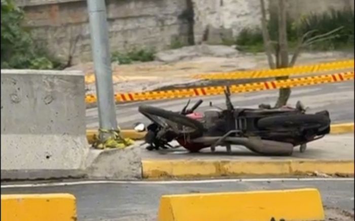 Gol "rampou" na ponte do rio Perequê, bateu em dois carros e atingiu motoboy em Itapema (Foto: Reprodução)