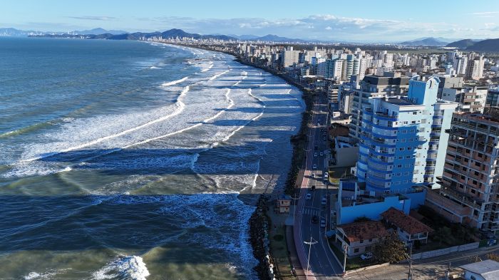 Praia do Gravatá, no pontal norte, sofre com o avanço do mar sobre a faixa de areia (Felipe Trojan)
