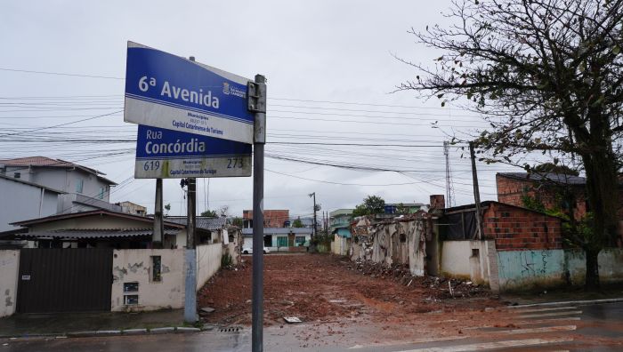 Demolições abrem espaço para nova avenida no bairro dos Municípios (Foto: João Batista) Legenda: Via será integrada a ponte que vai ligar BC e Camboriú (Foto: João Batista)
