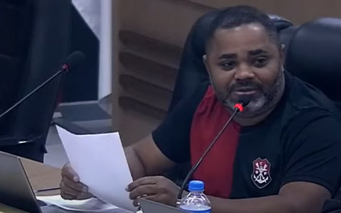 Vereador Claudinho passou a vez ao não conseguir ler as próprias indicações (Foto: Reprodução)