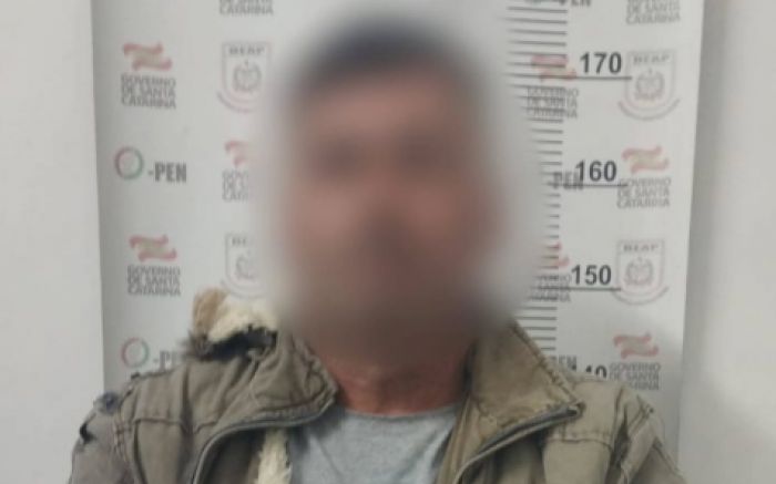 Homem foi preso em casa na Vila da Glória, onde vivia com a namorada (Foto: Divulgação PCSC)