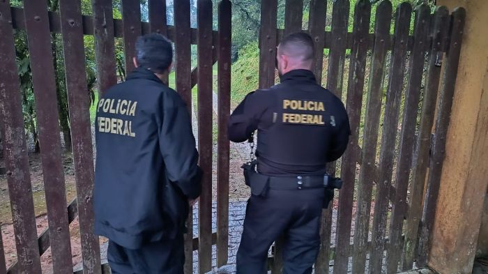 Apreensão aconteceu na casa do acusado, em Blumenau (Foto: Divulgação PF)
