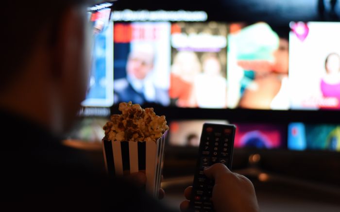 Setembro é mês de maratona: entre suspense, ação, fantasia e drama, os lançamentos do mês prometem dominar as telas (Foto: Envato)