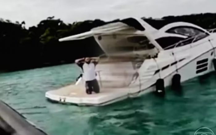 Empresário jogou celular na água ao perceber chegada dos policiais (Foto: Reprodução/TV Globo)