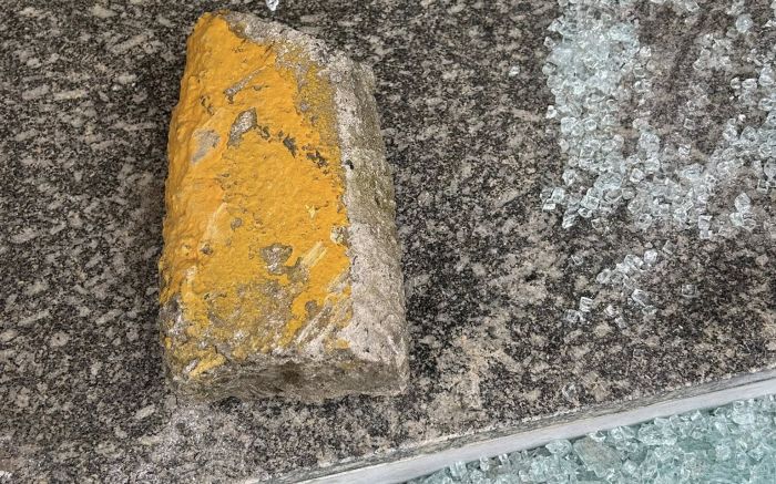 Um pedaço de meio-fio foi lançado no túmulo dos Müller Fotos: Divulgação/Família Müller