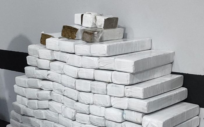 Bandidos tinham depósito de drogas (foto: BPM)