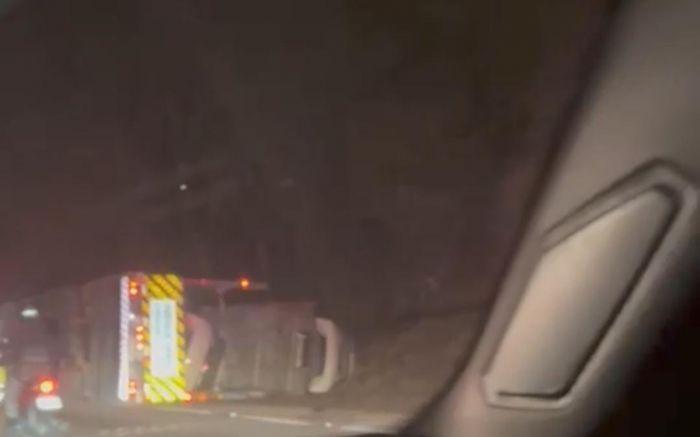 Veículo de carga tombou no quilômetro 127 da BR 101, em Itajaí, e interditou uma das faixas da rodovia (Foto: Reprodução)