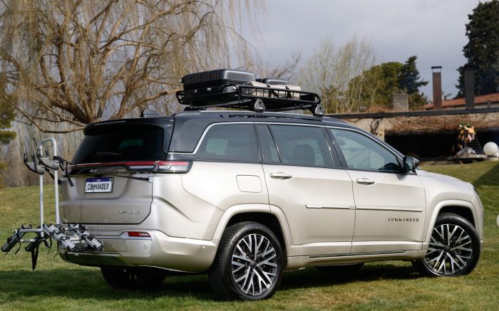 Novos acessórios incluem bagageiros, protetores metálicos e detalhes premium (Foto: Divulgação/Jeep)