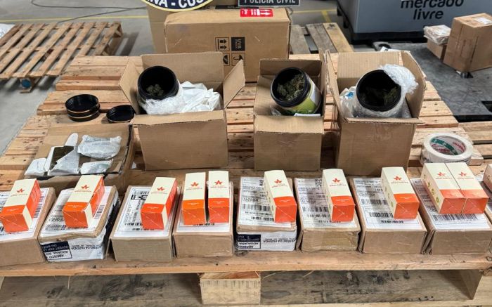 Cães da Receita Federal e da Polícia Civil ajudaram na apreensão das drogas em Tubarão (Foto: Divulgação)