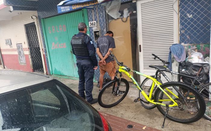 Bike foi levada em frente a padaria na avenida Brasil (Foto: GMBC/Divulgação)