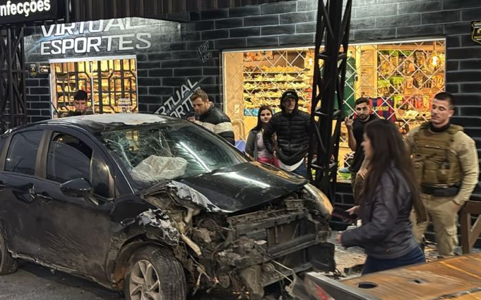 Carro desgovernado destruiu frente de dois imóveis na rua Agílio Cunha (Foto: reprodução)
