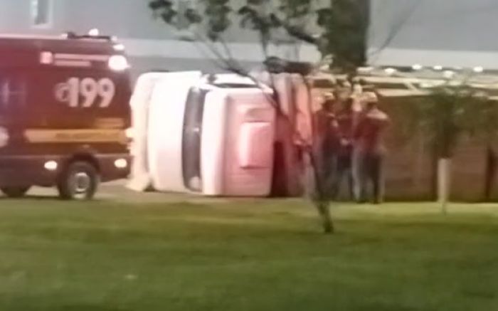 Caminhão não venceu a curva e acabou tombado (Foto: Reprodução)