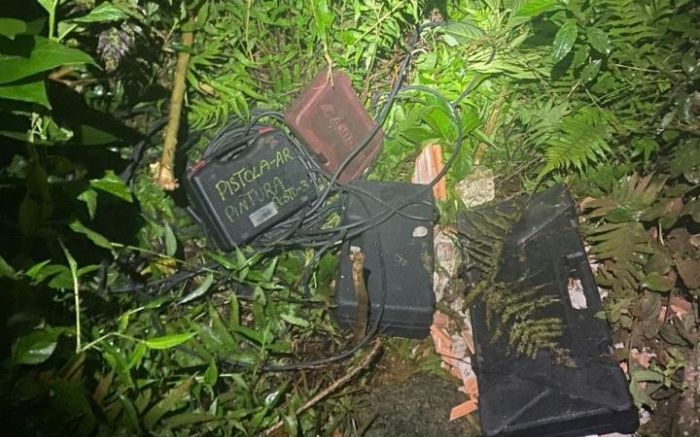 As ferramentas foram encontradas em um matagal próximo (Foto: Divulgação PM/SC)
