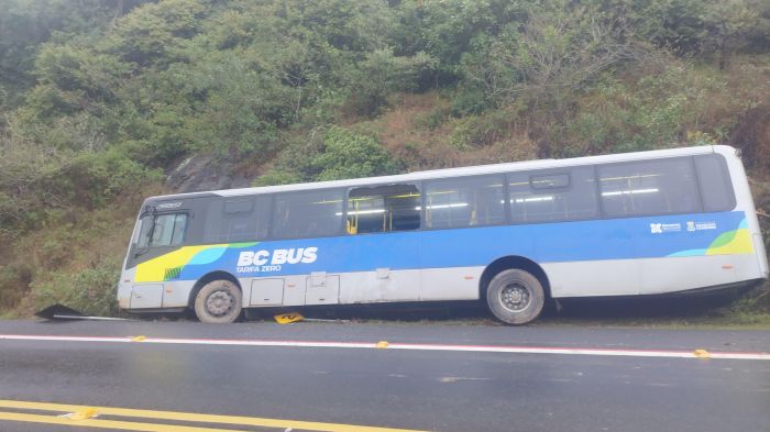 Veículo da BC Bus teria apresentado falha mecânica durante o trajeto (Foto: BC Trânsito/Divulgação)