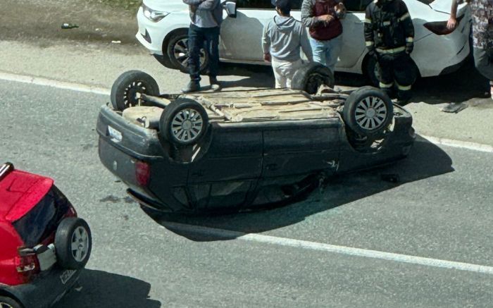 Veículos foram atingidos em cheio na marginal (Foto: Leitor)