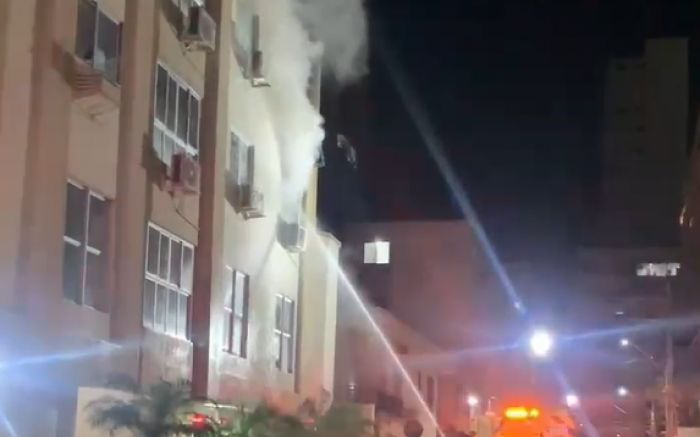 Um homem precisou ser levado para o hospital por ter inalado fumaça (Foto: Reprodução)