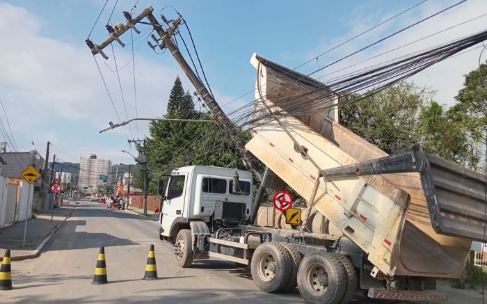 Trânsito na rua José Pereira Liberato foi desviado (Foto: Leitor)