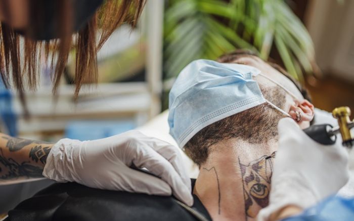 Réu confessou ter feito duas tatuagens no jovem (Foto: MPSC/Divulgação)