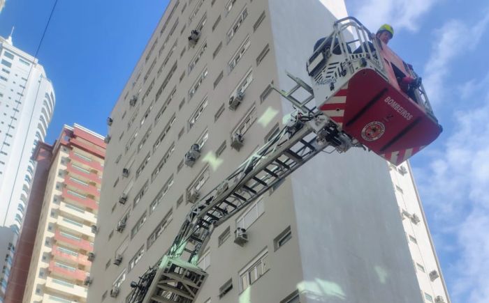 Pintor foi resgatado com auxílio da escada mecânica (Foto: Divulgação/CBMSC)