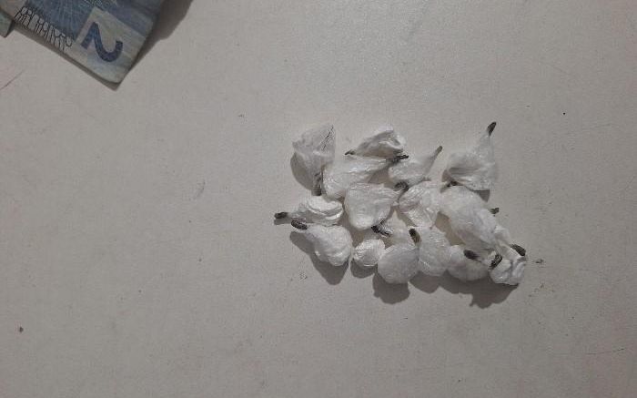 Adolescente ainda estava com quase R$ 130 em grana do tráfico (Foto: Divulgação/PMSC)