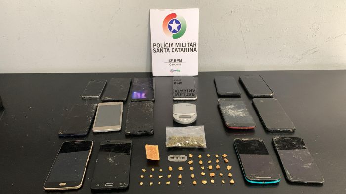 Eles vendiam drogas na rua Imbuia (Foto: Divulgação/PMSC)