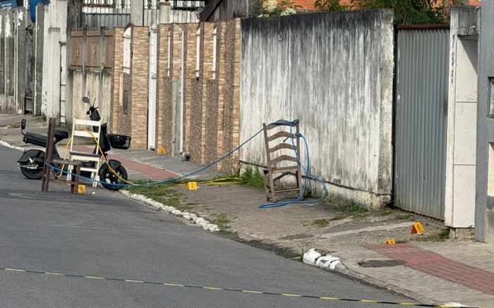 Assassinato foi perto do meio-dia na rua Erotides da Silva Fontes (Foto: Reprodução)