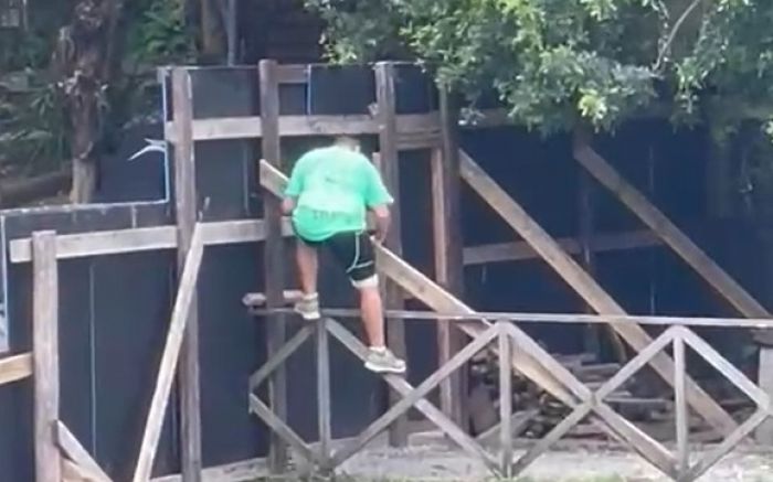 Vídeo mostra galera escalando tapumes para usar a trilha que leva até a praia do Buraco (Foto: Reprodução)