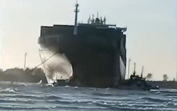 Rebocadores precisaram intervir para controlar o cargueiro em Imbituba (Foto: Reprodução)