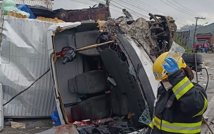 O homem ficou preso entre as ferragens e precisou ser socorrido de helicóptero (Foto: Divulgação CBVI)