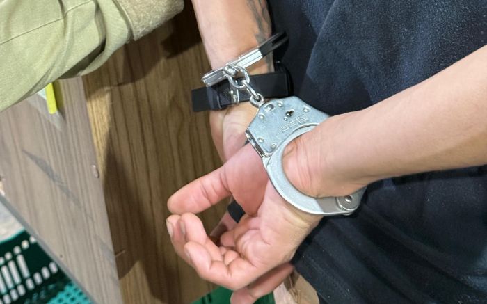 Arma fake foi apreendida durante abordagem (Foto: PMSC/Divulgação)