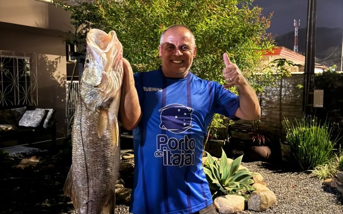 João com o peixão que vendeu por R$ 850 (Foto: Acervo pessoal/João Rubens Storino)