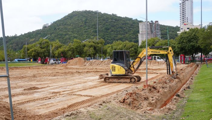 Trabalho é no campo de areia, arquibancadas, bancos, mesas e lixeiras (Foto: João Batista)