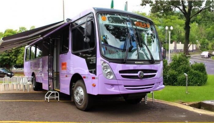 Legenda: Equipe especializada orienta sobre a Lei Maria da Penha, direitos das mulheres e recursos disponíveis para buscar ajuda (Foto: Divulgação/PMBC)