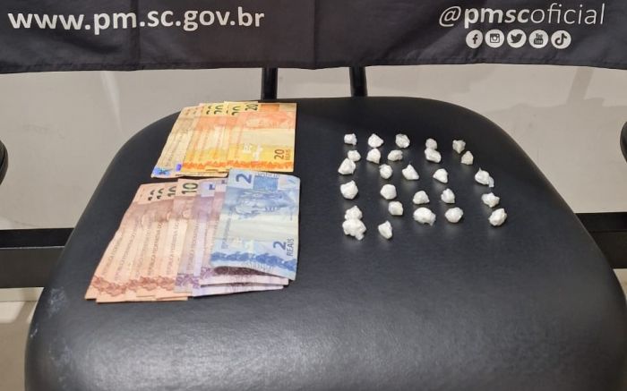 Drogas estavam embaladas e prontas para a venda (Foto: Divulgação/PMSC)