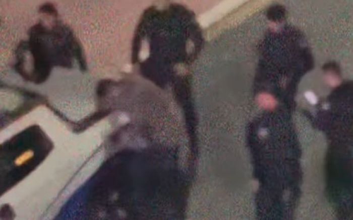 Enquanto um GM agride o homem em surto, outros seis assistem sem reagir (Foto: Reprodução Camboriú News)