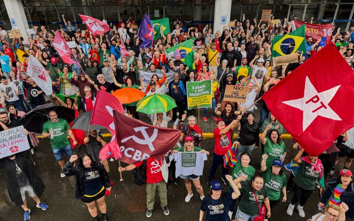 Diversos cartazes de protesto foram levantados durante manifestação (Foto: Lenon César)