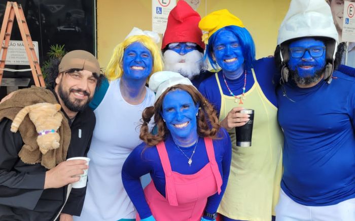Moradores de Itajaí e Bombinhas se fantasiaram de criaturinhas azuis (Foto: Acervo pessoal)