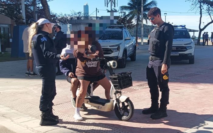 Em BC, fiscalização mirou ciclomotores e carros de transporte por aplicativo (Foto: Divulgação/PMBC)