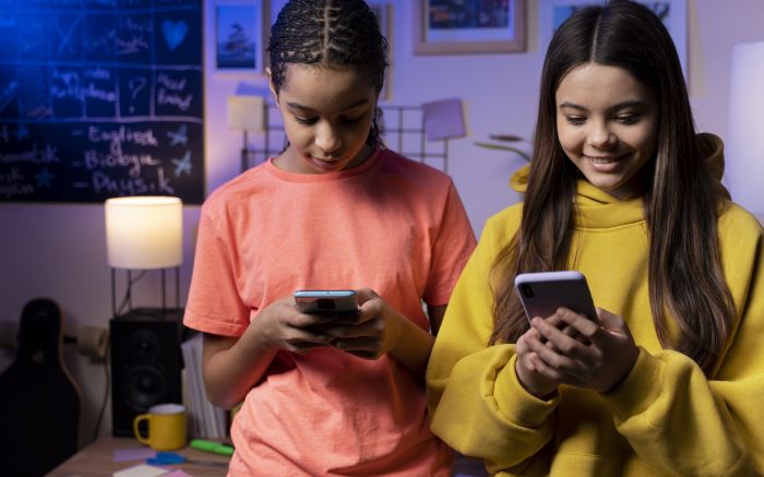 Alunos exploram recursos digitais em sala de aula, com tecnologia integrada ao aprendizado e à formação cidadã (Divulgação)