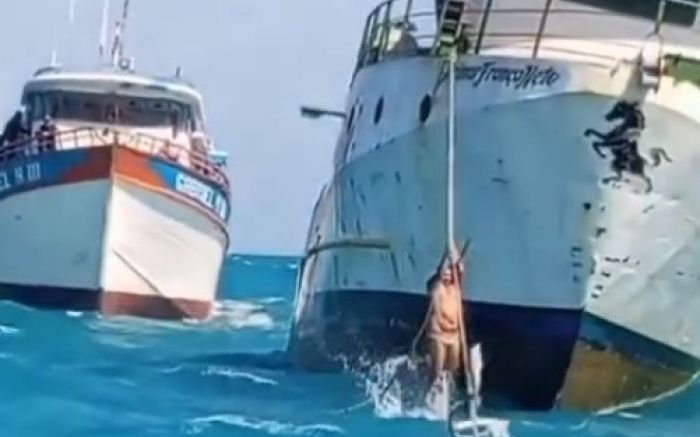 Barco foi encontrado por pescadores no sábado (Foto: Reprodução)