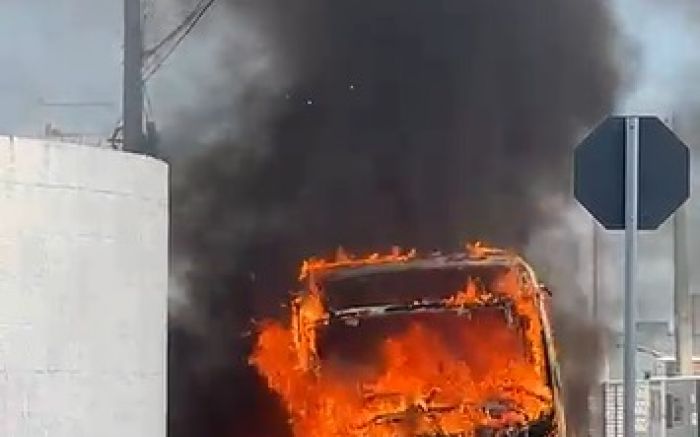Busão foi totalmente destruído pelas chamas (Foto: reprodução)