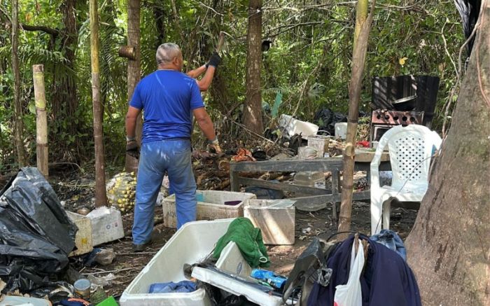 Barraca improvisada e em condições insalubres estava cercada por bebidas alcóolicas e pacotes de preservativos (Foto: Divulgação/PMI)