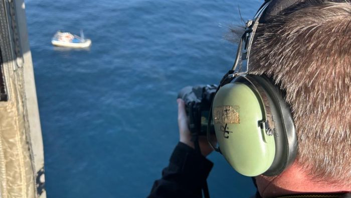 Barcos foram flagrados pescando em área protegida com uso de redes ilegais (Foto: Divulgação/PF e Ibama)