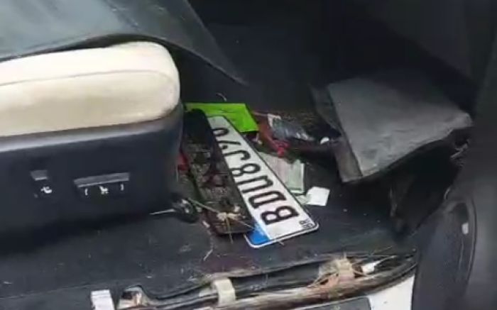A picape estava com as partes internas desmontadas e a placa original no banco (Foto: Divulgação/PRF-SC)