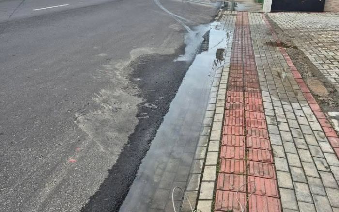 Legenda: Poças se espalham ao longo da via; secretaria de Obras promete verificar o caso (Foto: Paula Piccoli Merico)