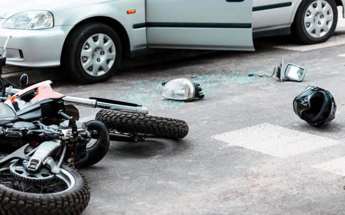 Homem foi encontrado caído na pista com a perna pro alto (Foto: Ilustrativa/Envato)