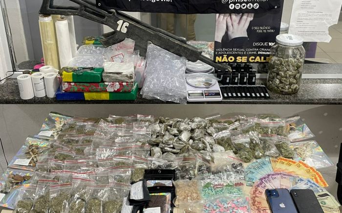 Maior parte de droga estava fracionada e etiquetada com endereço e nome de quem receberia (Foto: Divulgação/PMSC)