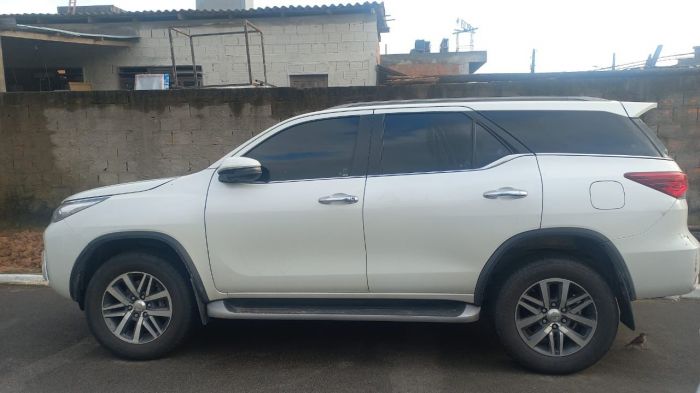 Legenda: Veículo foi encontrado com placas adulteradas (Foto: 12º BPM - IMPRENSA)