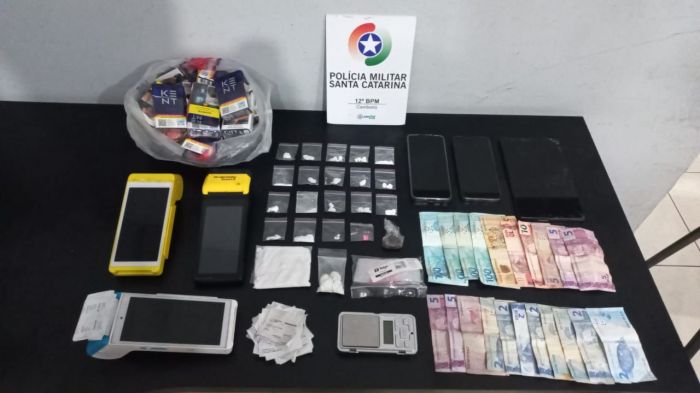 Polícia encontrou cocaína, maconha, ecstasy e dinheiro (Foto: Divulgação/PM)