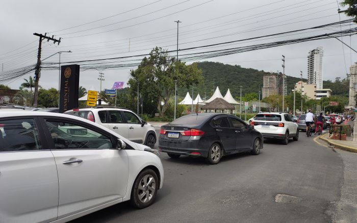 Evento reúne entidades de combate ao câncer e causa lentidão em vias próximas (Foto: Fran Marcon)